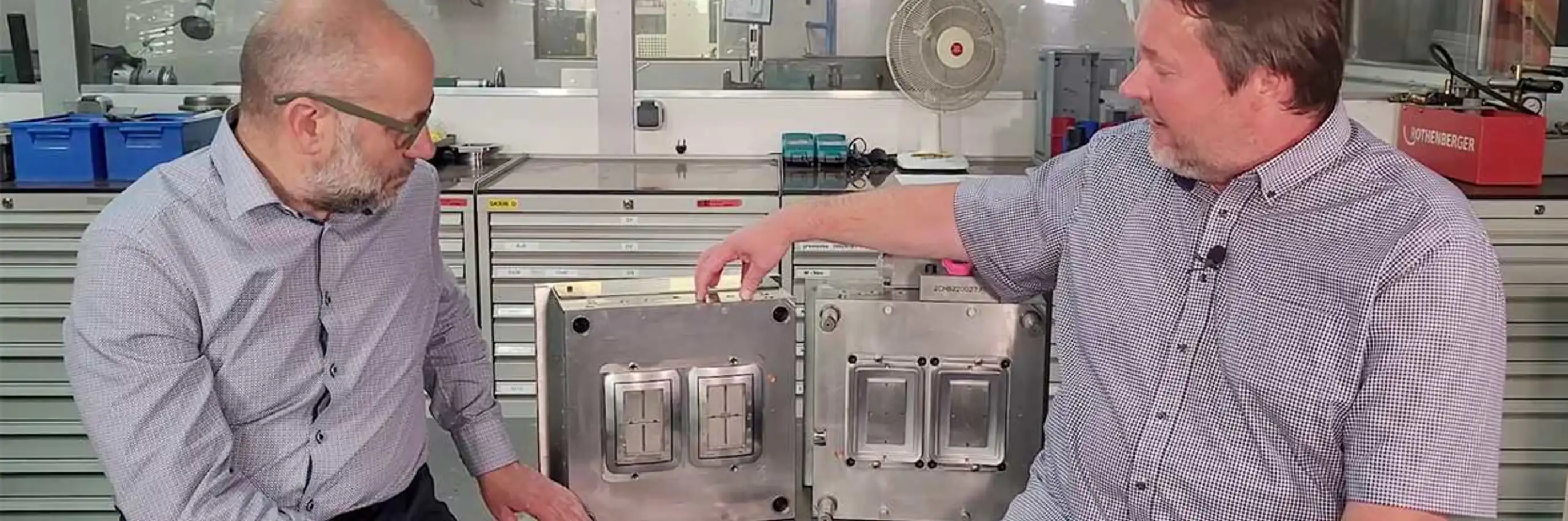 Konstrukt&eacute;r ukazuje formu na lisov&aacute;n&iacute; plastov&yacute;ch č&aacute;st&iacute; elektrick&eacute; z&aacute;suvky