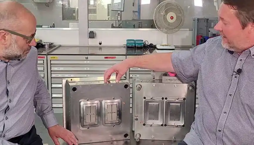 Konstrukt&eacute;r ukazuje formu na lisov&aacute;n&iacute; plastov&yacute;ch č&aacute;st&iacute; elektrick&eacute; z&aacute;suvky