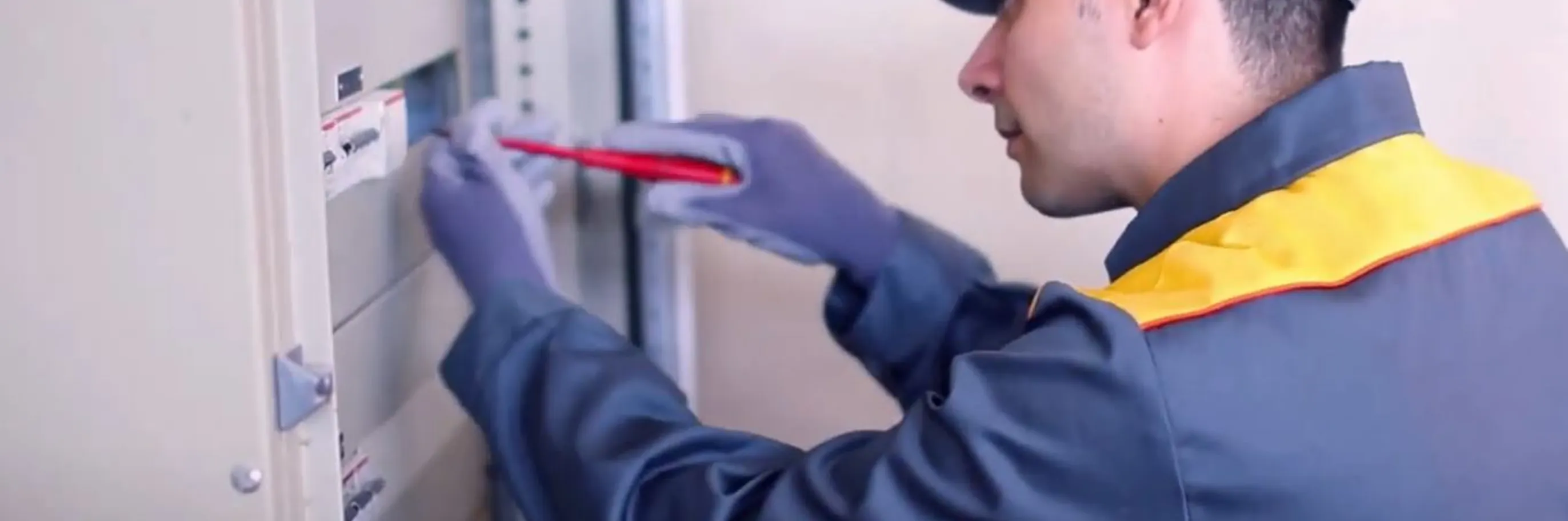 Elektrik&aacute;ř se &scaron;roubov&aacute;kem u rozvaděče