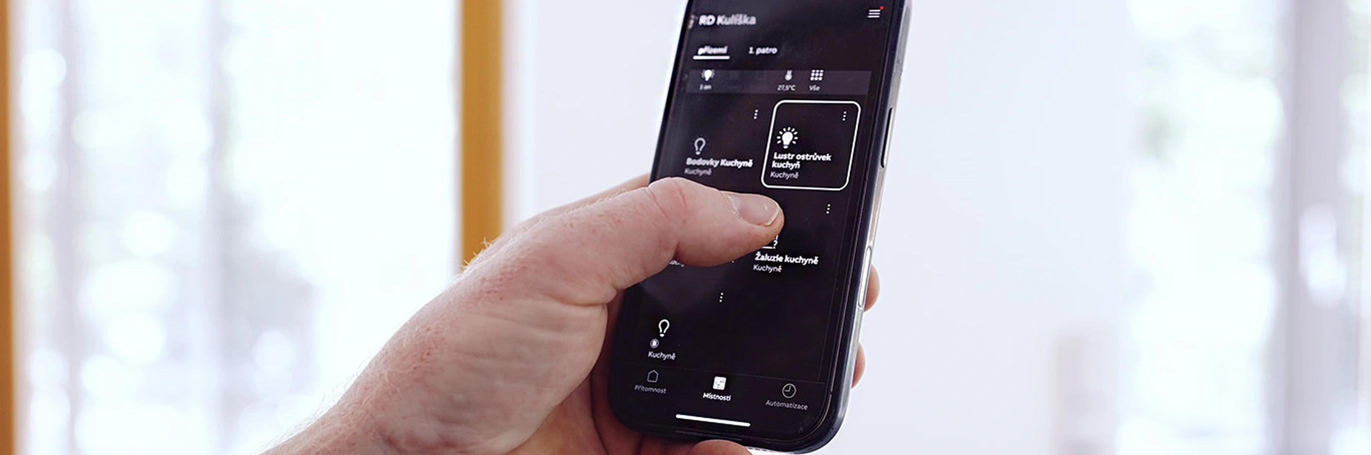 Ovl&aacute;n&iacute; světel mobilem