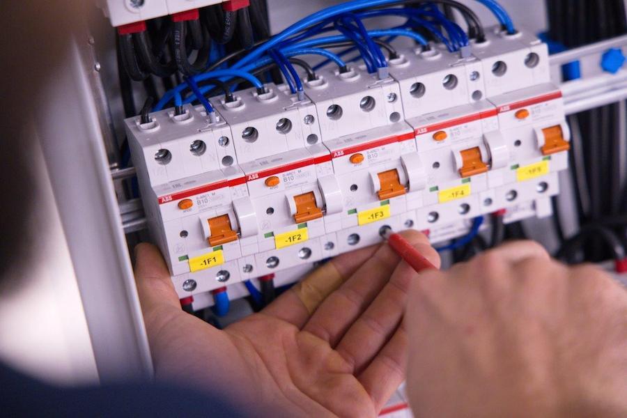AFDD – ochrana před elektrickým obloukem: kde se vyplatí a kdy ji do rozváděče automaticky nedávat