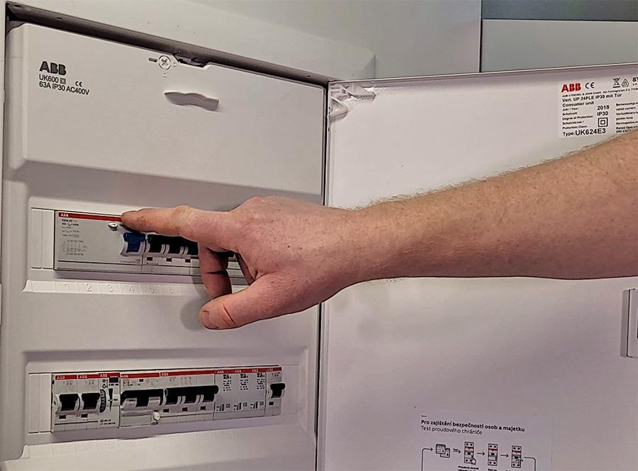 Testovací tlačítko na proudovém chrániči v rozváděči