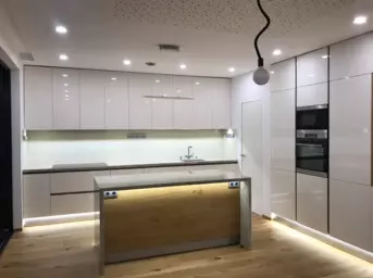Bílá kuchyň v moderním rodinném domě