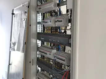 Rozvaděč pro inteligentní elektroinstalaci v rodinném domě