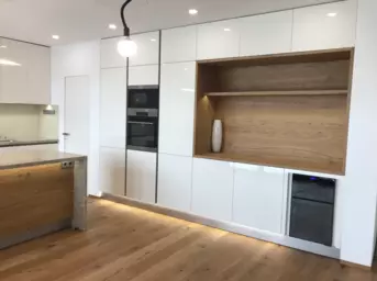 Moderní bílá kuchyň v rodinném domě