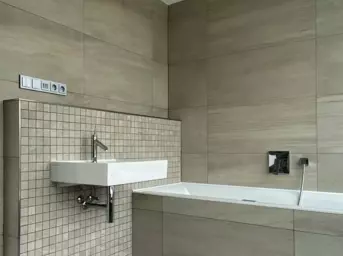 Vypínače LevitM v moderní koupelně