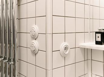 Bílé porcelánové retro vypínače Decento v koupelně