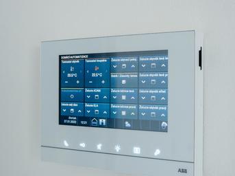 Centrální ovládací panel pro chytrou domácnost