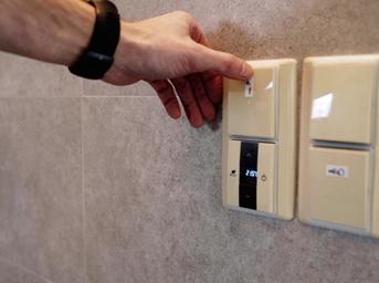 Ovládací tačítko na zdi pro spínání oběhového čerpadla teplé užitkové vody